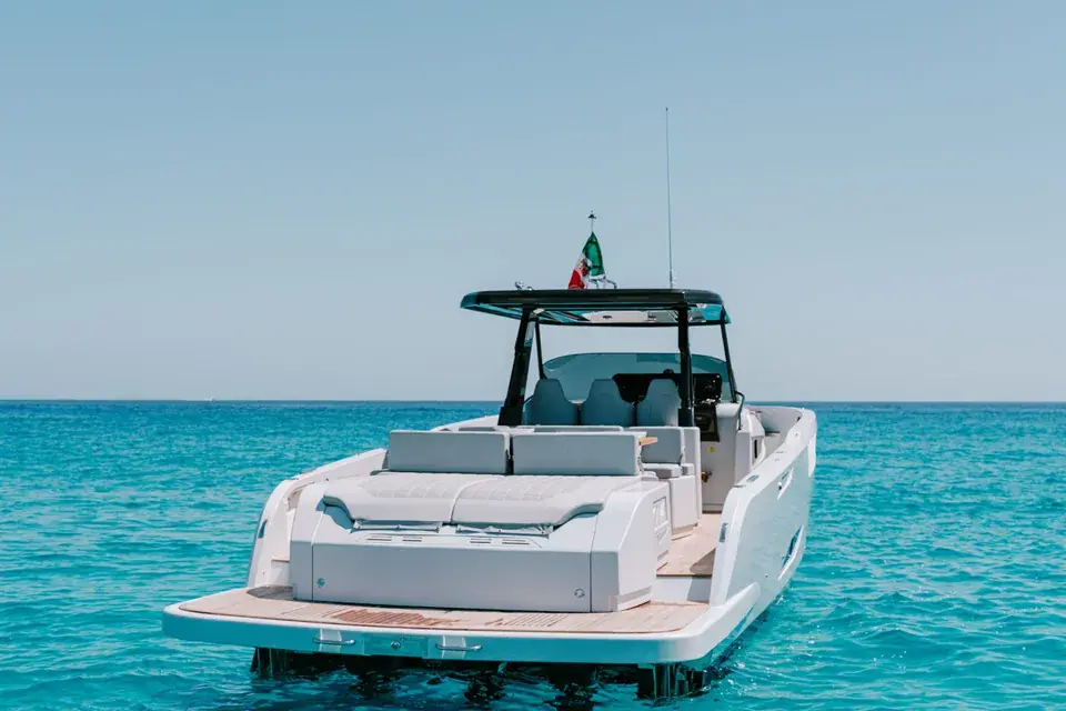 CAYMAN 40 — view 1