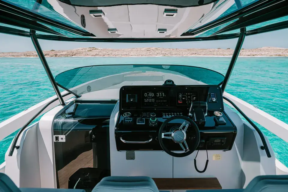 CAYMAN 40 — view 3