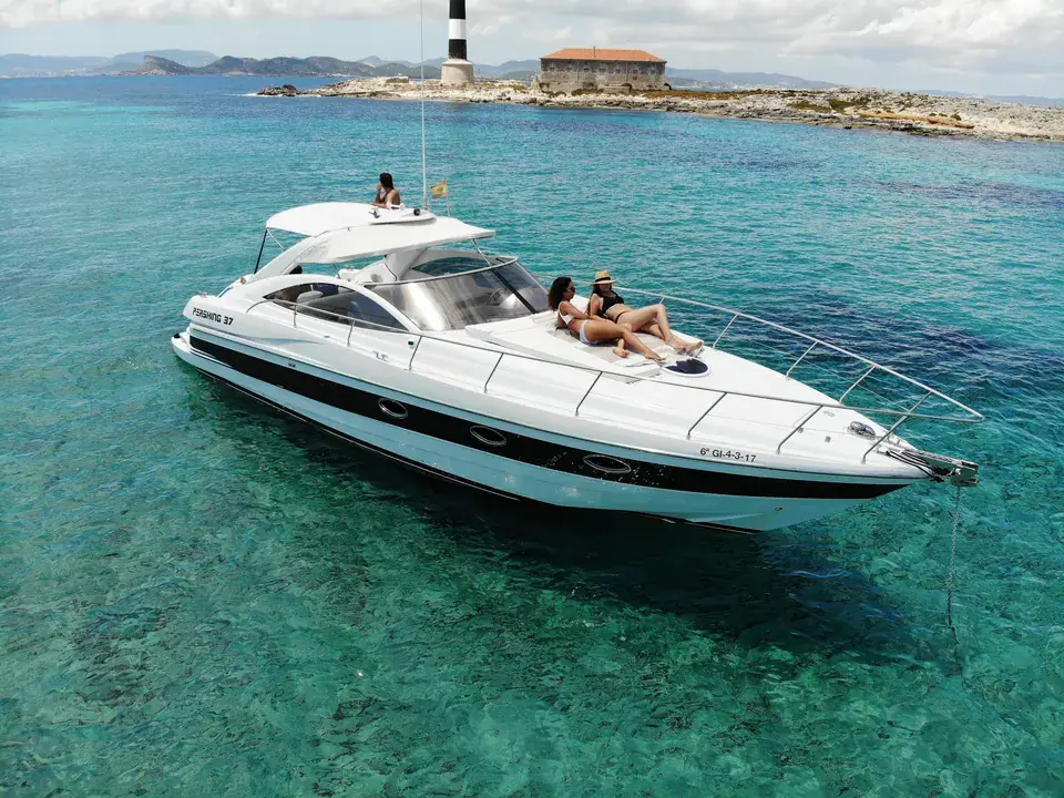 Pershing 37 · Black Ball — view 1