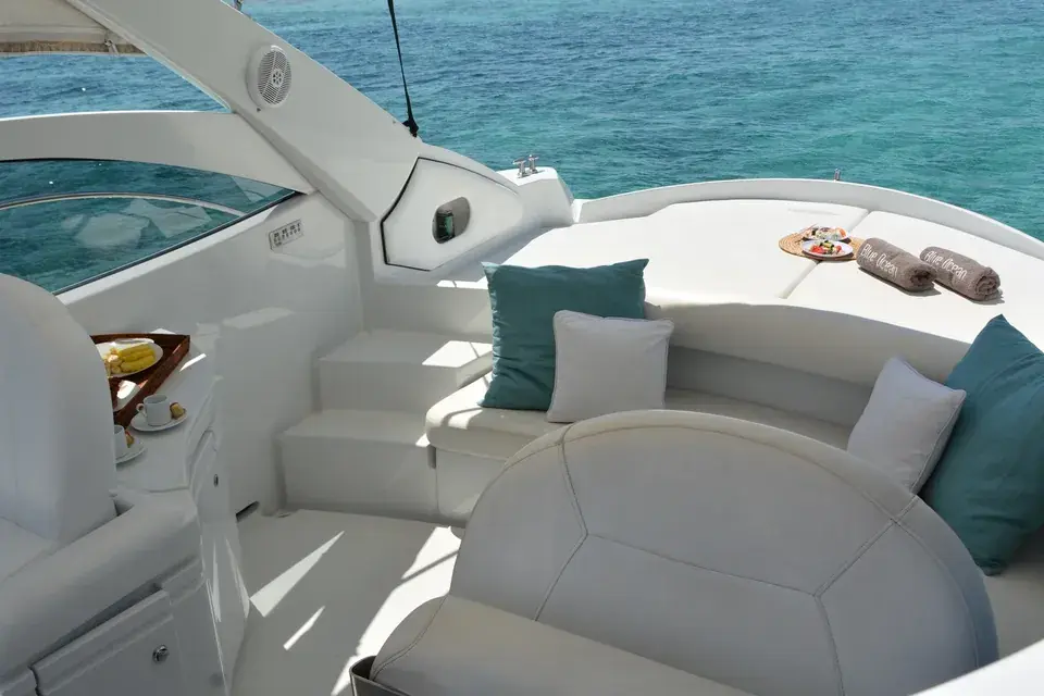 Pershing 37 · Black Ball — view 4