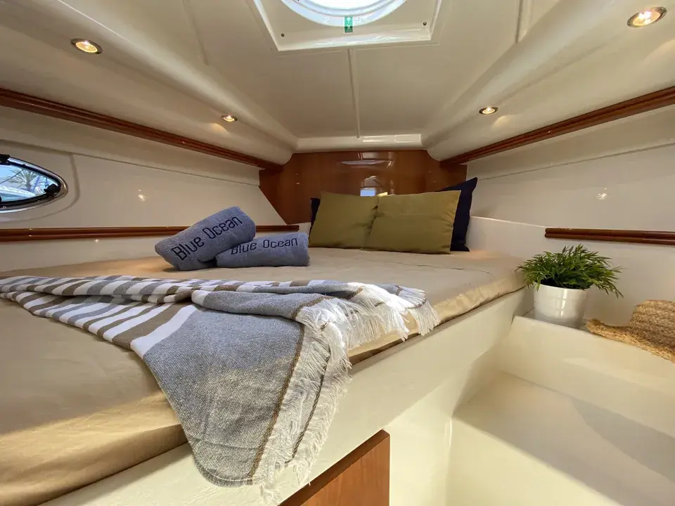 Pershing 37 · Black Ball — view 7