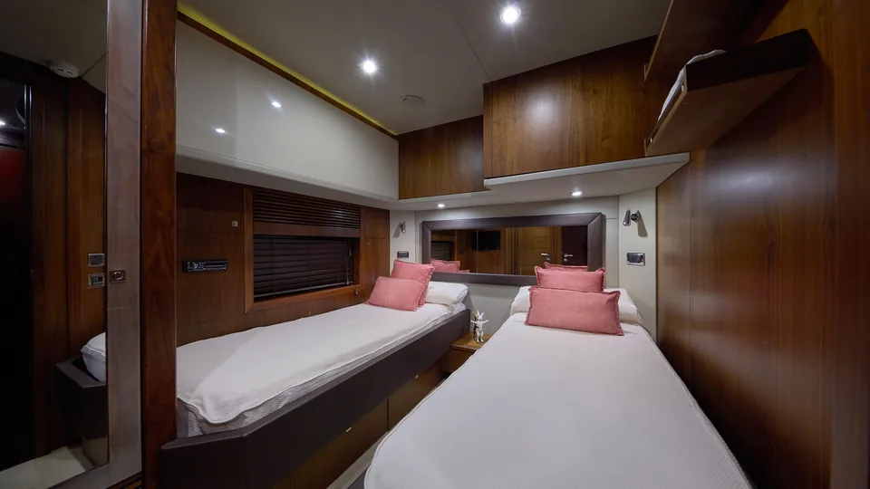 Sunseeker Predator 84 · Ariyas — view 10