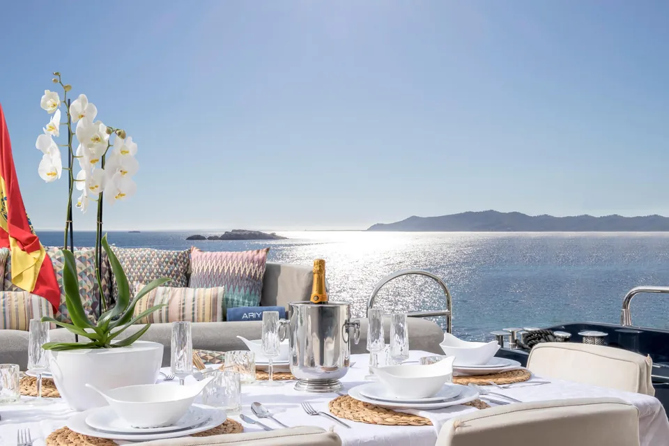 Sunseeker Predator 84 · Ariyas — view 11