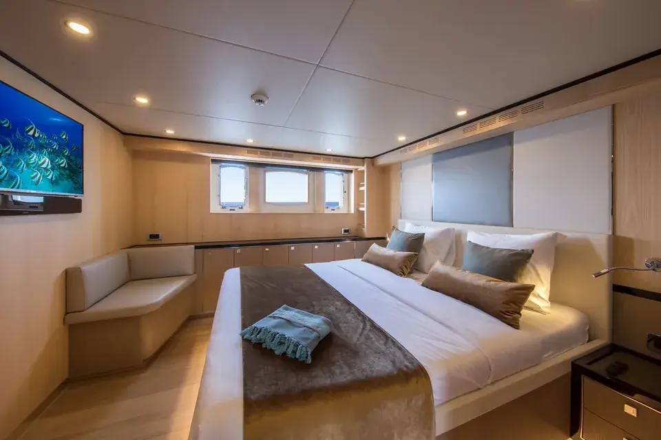 VANQUISH 82 — vista 18