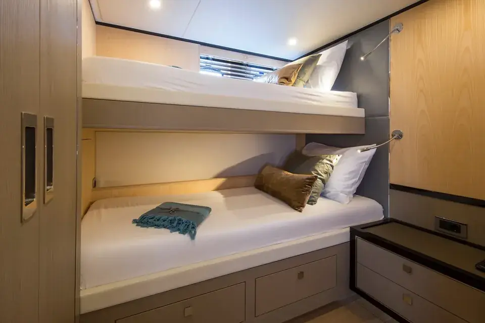VANQUISH 82 — vista 23